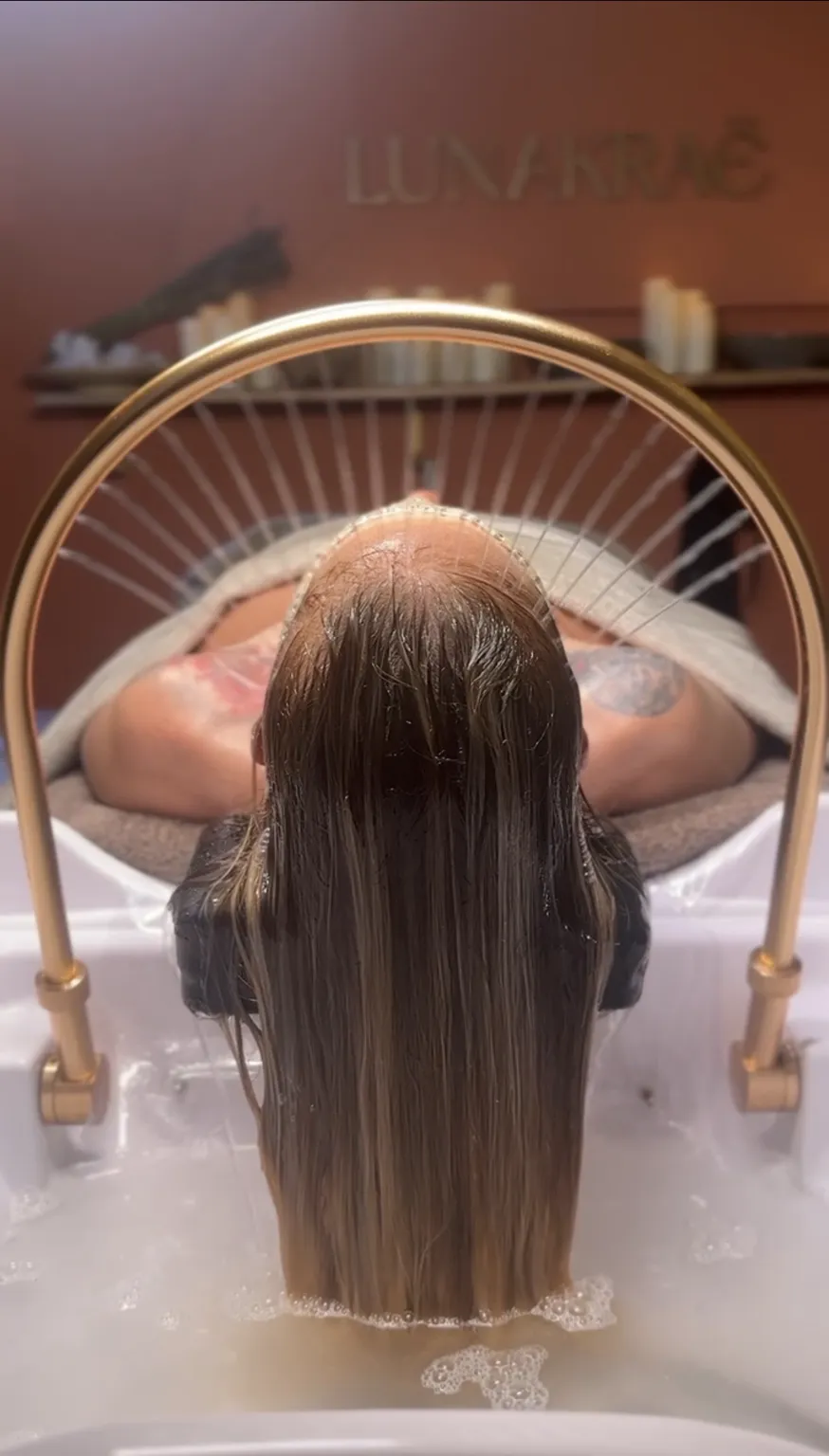 Gestuelle du massage du cuir chevelu pendant un Head Spa à Draguignan