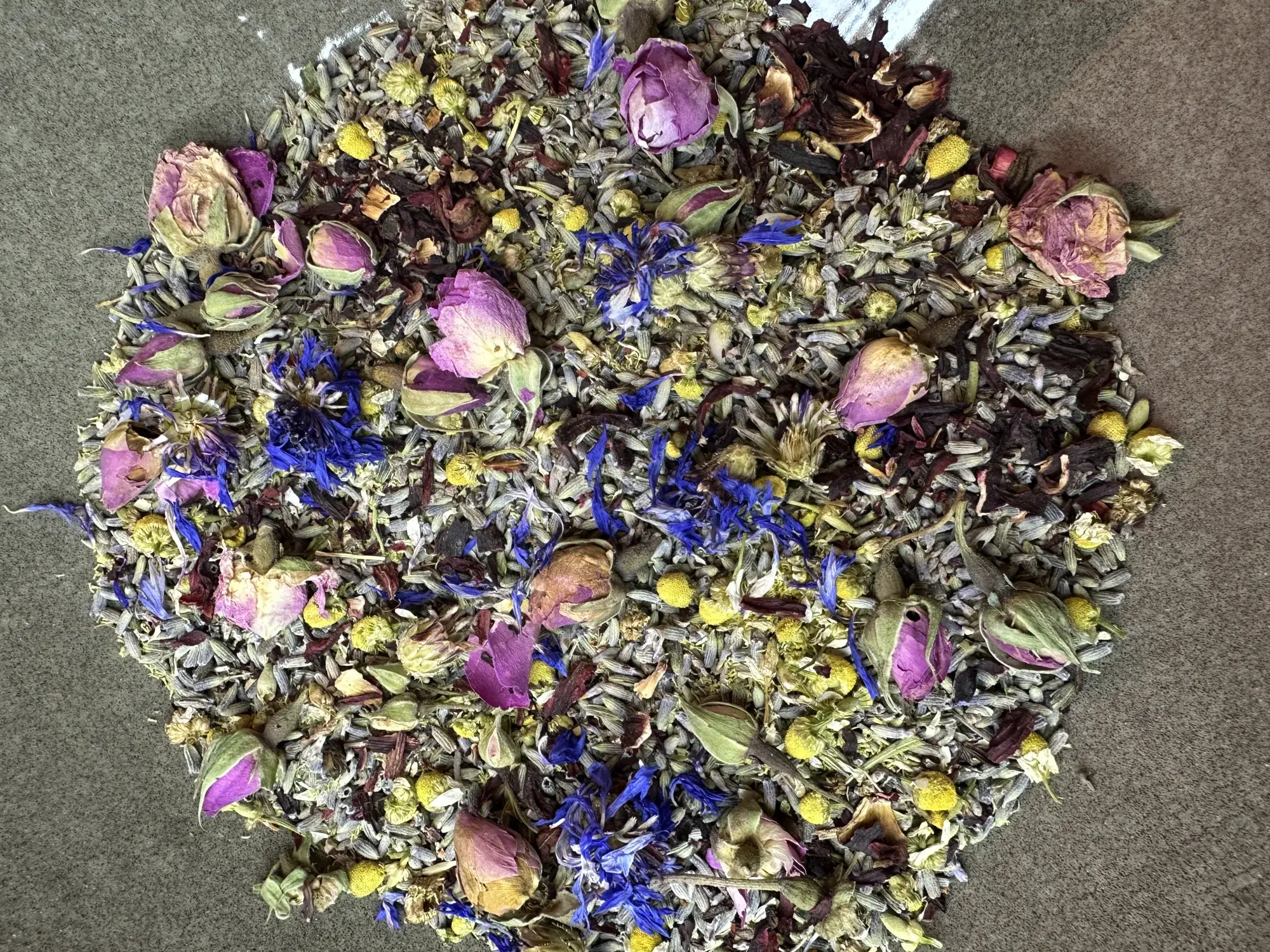 Les outils et les plantes du rituel Head Spa Lunakraë à Draguignan