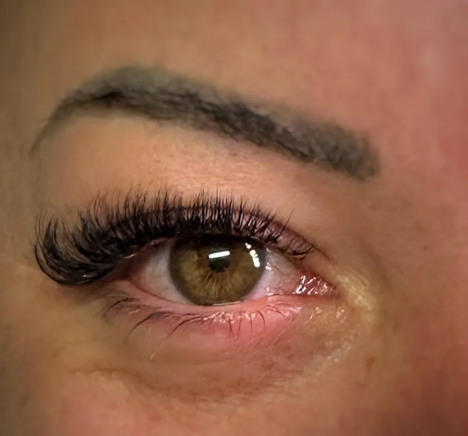 Détail d’un regard rehaussé d’extensions de cils, Lash Room Lunakraë à Draguignan